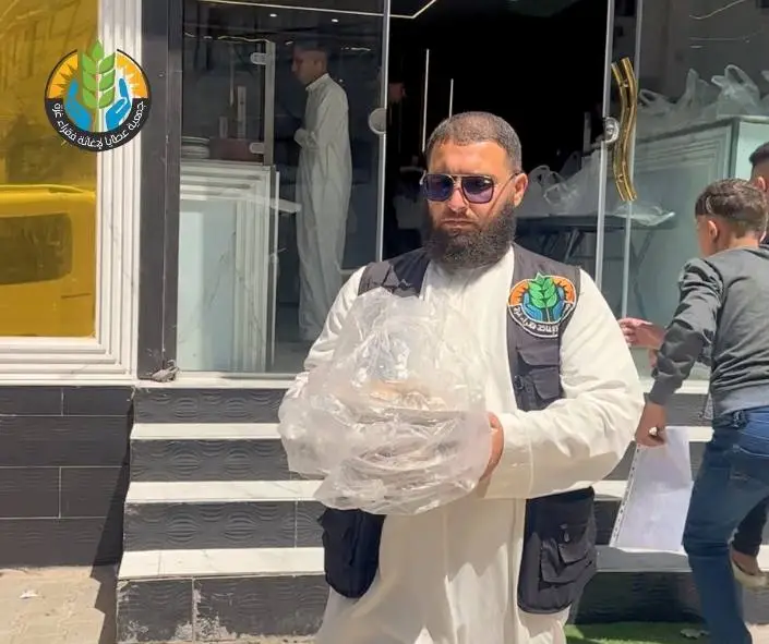 "عطايا" تُدخل السرور على قلوب الأطفال بتوزيع النقود والحلوى في عيد الفطر
