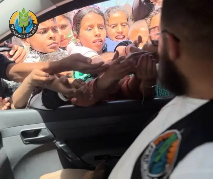 "عطايا" تُدخل السرور على قلوب الأطفال بتوزيع النقود والحلوى في عيد الفطر