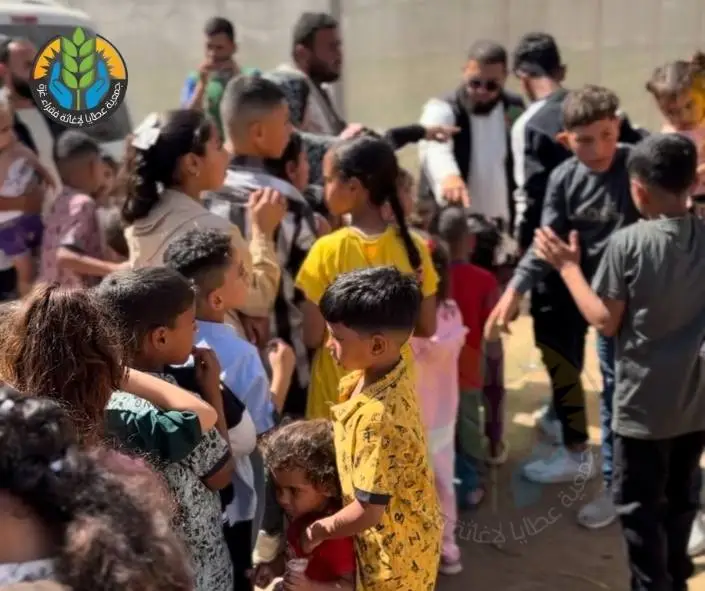 "عطايا" تُدخل السرور على قلوب الأطفال بتوزيع النقود والحلوى في عيد الفطر