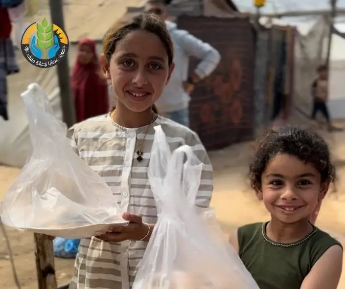 "عطايا" تُدخل السرور على قلوب الأطفال بتوزيع النقود والحلوى في عيد الفطر