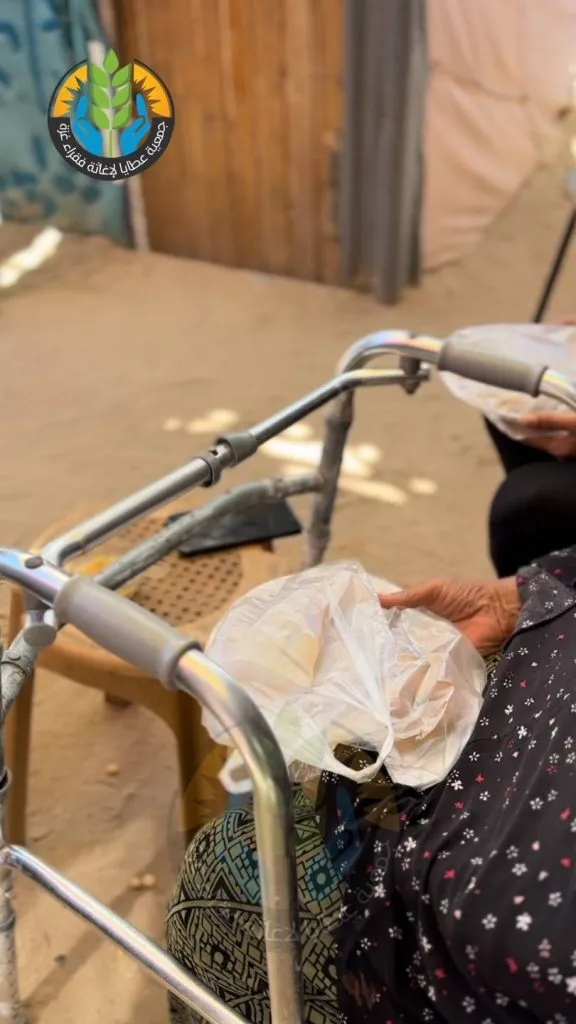 "عطايا" تُدخل السرور على قلوب الأطفال بتوزيع النقود والحلوى في عيد الفطر