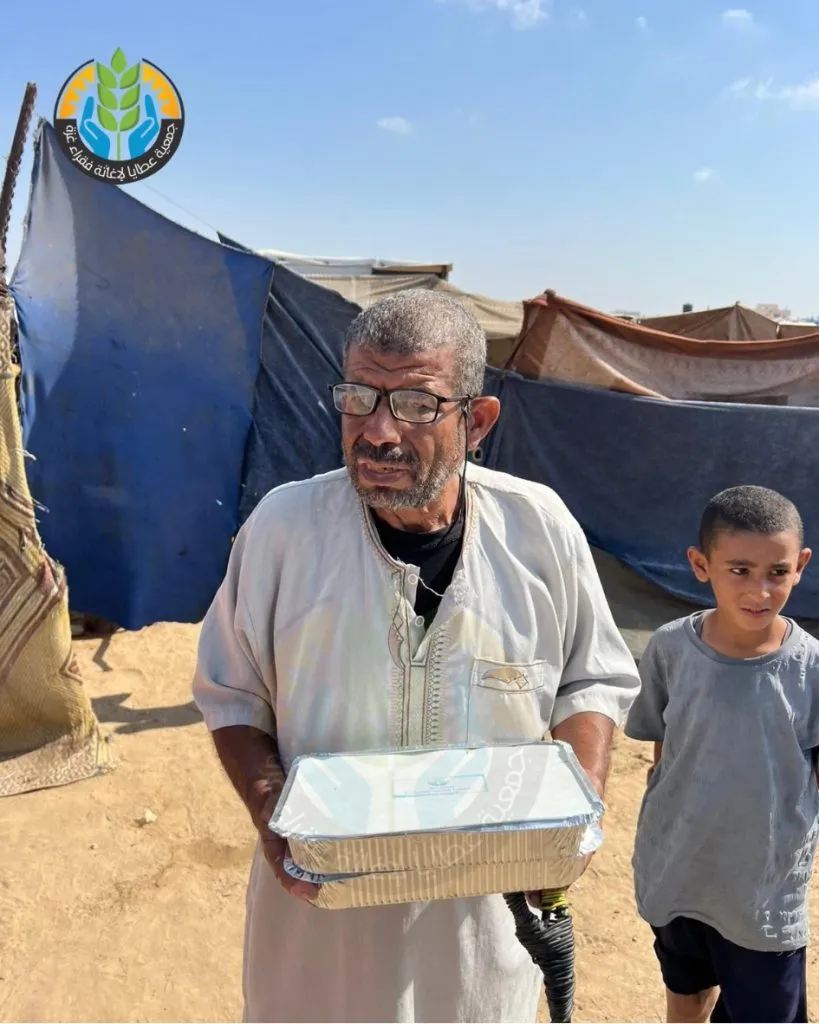 "عطايا" تنفّذ مشروع إطعام الطعام للنازحين في المحافظة الوسطى