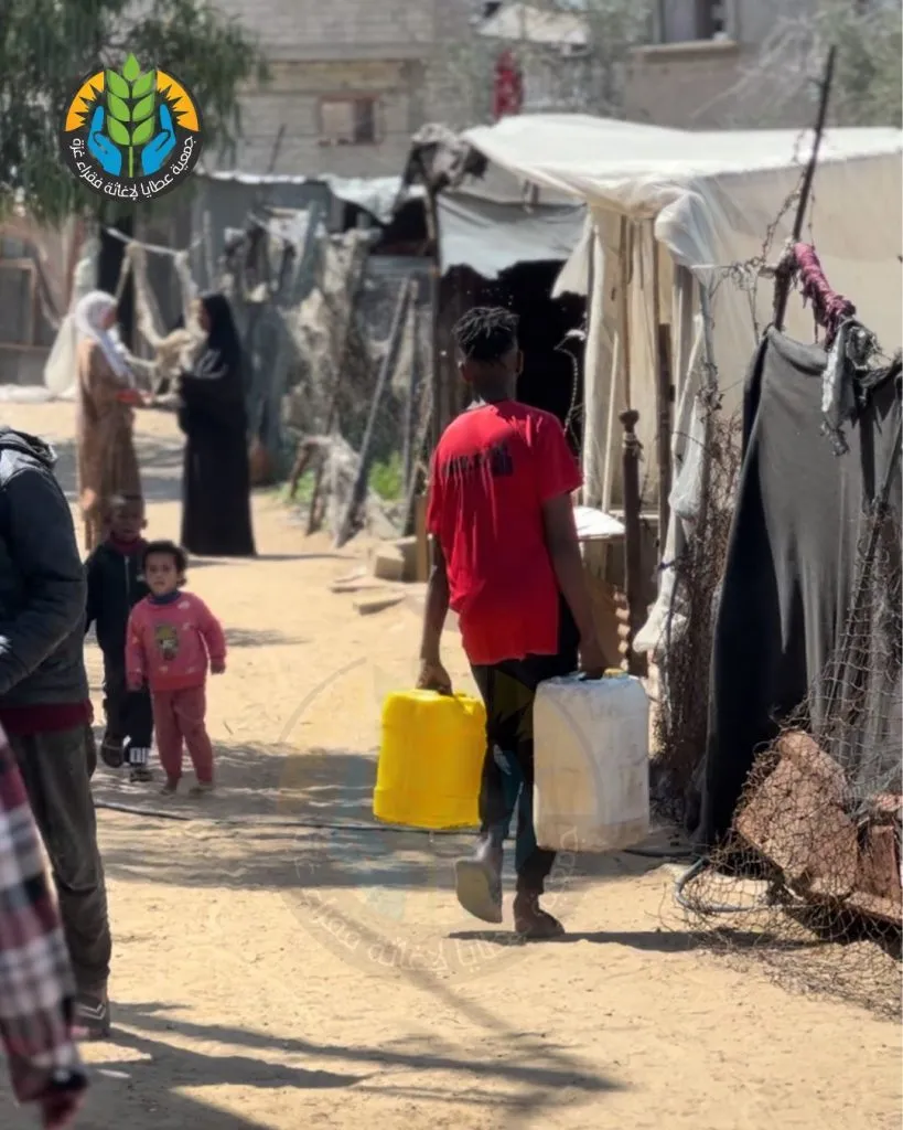 "سقياك نور يُطفئ العطش".. عطايا تواصل توزيع المياه في مناطق النزوح