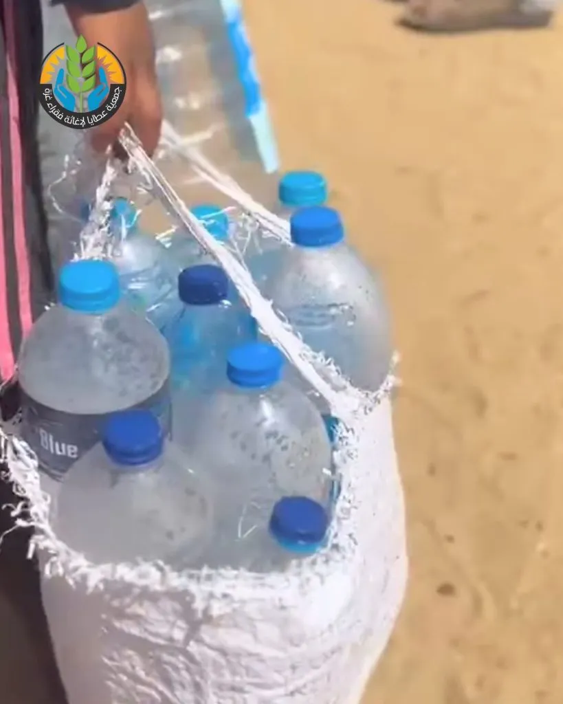 "سقياك نور يُطفئ العطش".. عطايا تواصل توزيع المياه في مناطق النزوح