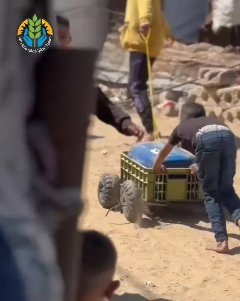 "سقياك نور يُطفئ العطش".. عطايا تواصل توزيع المياه في مناطق النزوح