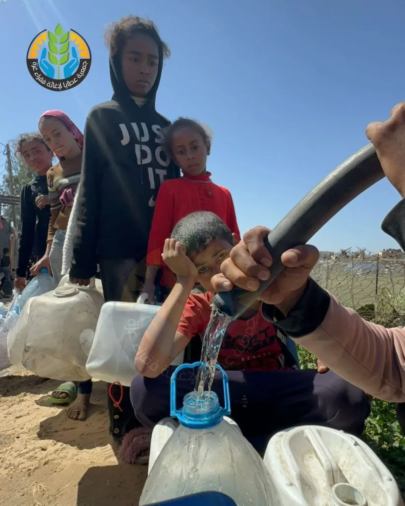 "سقياك نور يُطفئ العطش".. عطايا تواصل توزيع المياه في مناطق النزوح