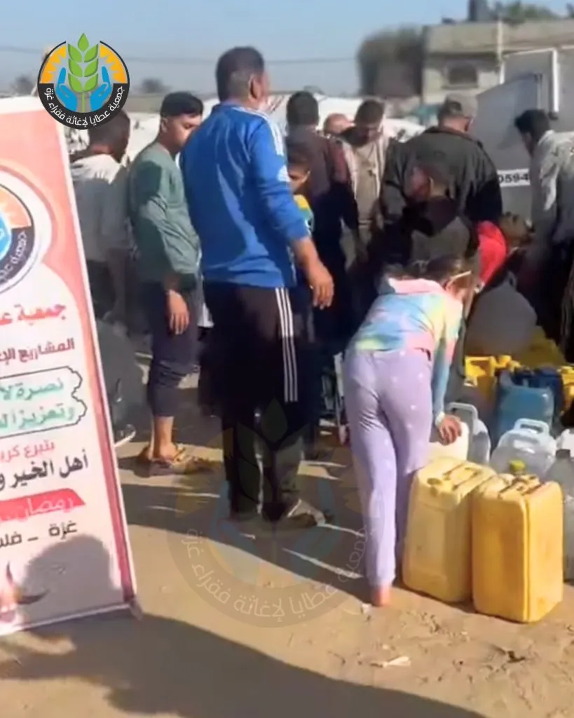 "سقياك أجر لكل كبد رطبة".. عطايا تروي الظمأ في ميادين النزوح