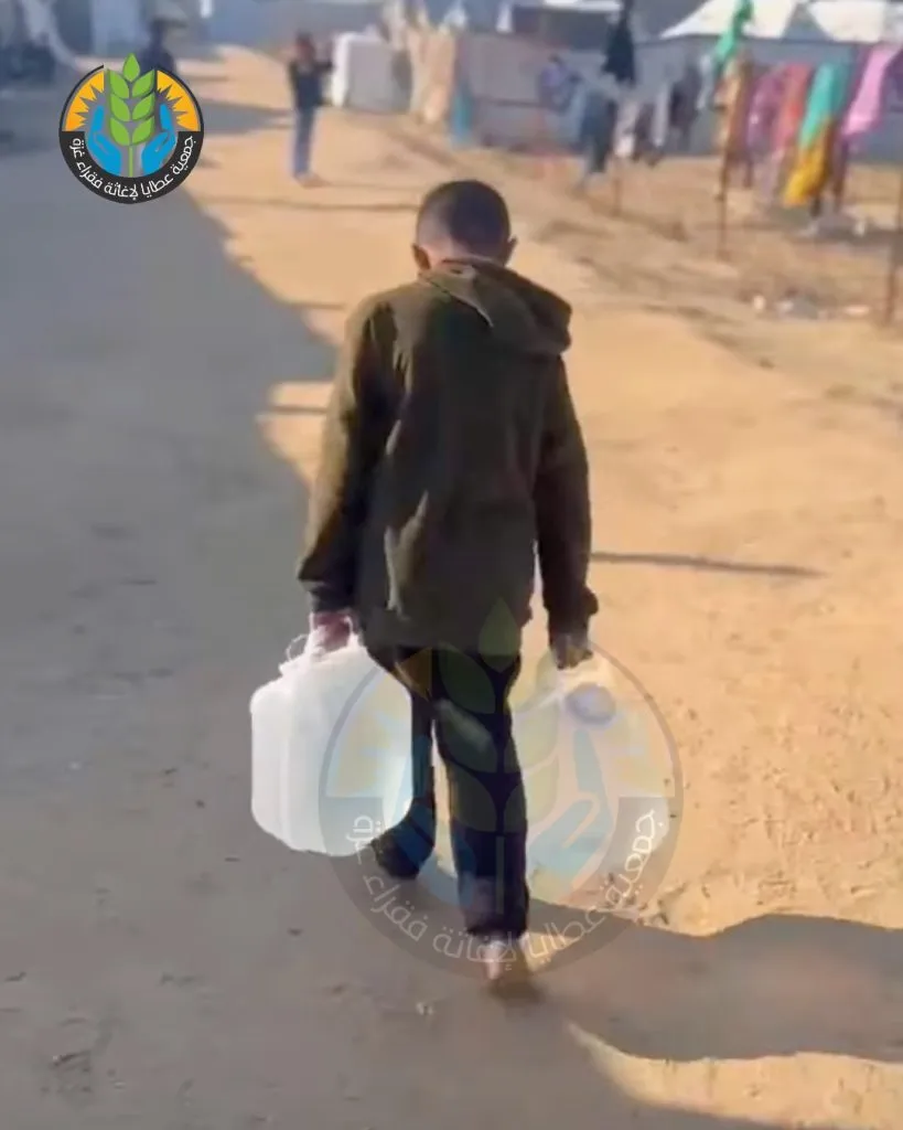 "سقياك أجر لكل كبد رطبة".. عطايا تروي الظمأ في ميادين النزوح