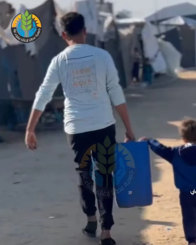 "سقياك أجر لكل كبد رطبة".. عطايا تروي الظمأ في ميادين النزوح