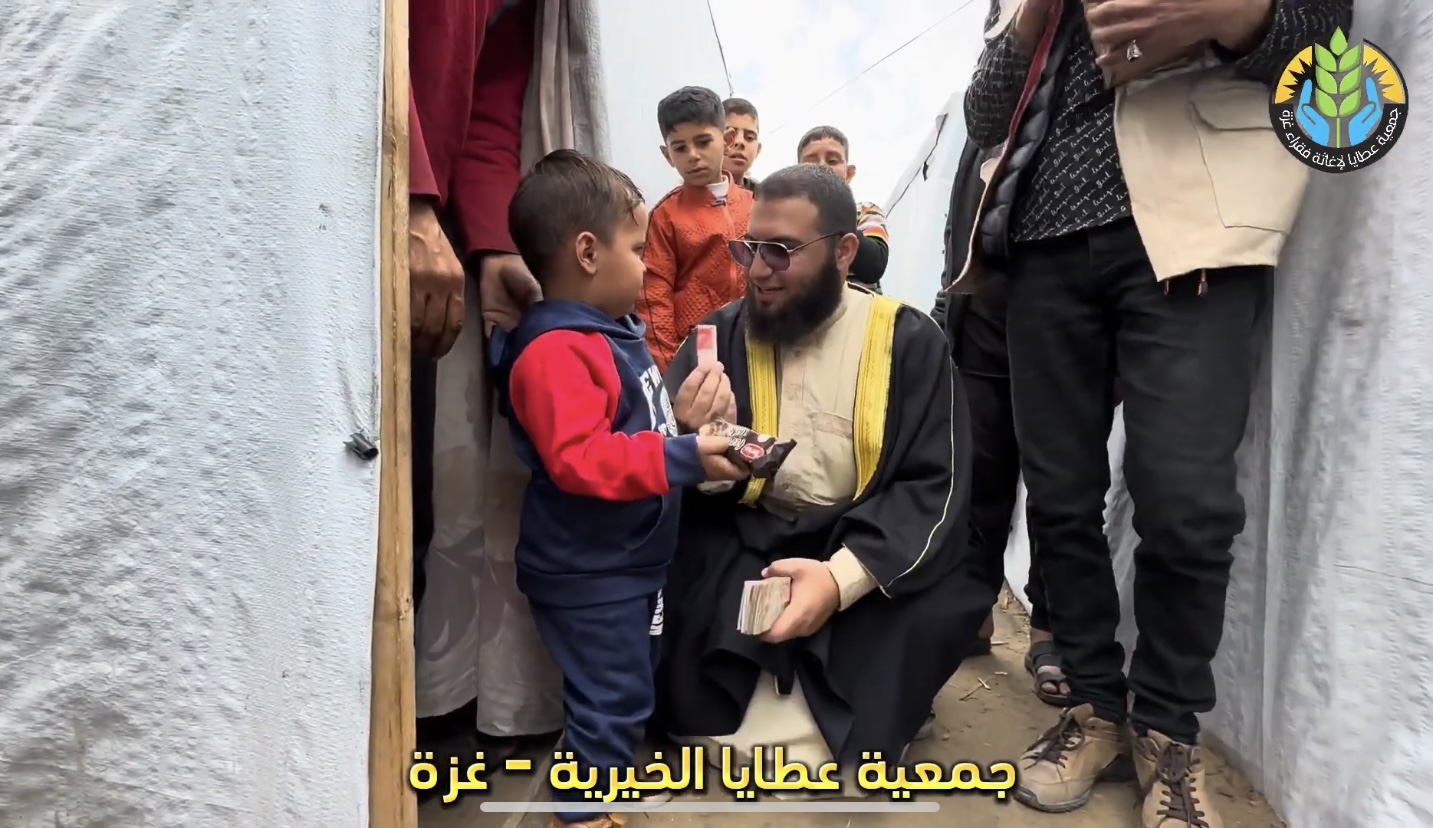 فرحة عيد لأطفال غزة الذين يعيشون الحرب والإبادة بتوزيع الحلوى والعيديات النقدية