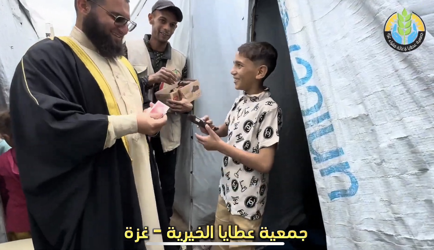 فرحة عيد لأطفال غزة الذين يعيشون الحرب والإبادة بتوزيع الحلوى والعيديات النقدية