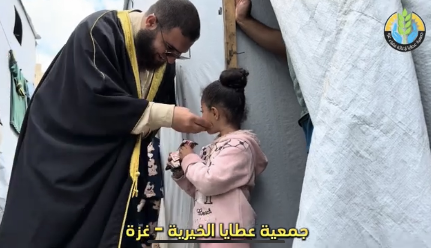 فرحة عيد لأطفال غزة الذين يعيشون الحرب والإبادة بتوزيع الحلوى والعيديات النقدية