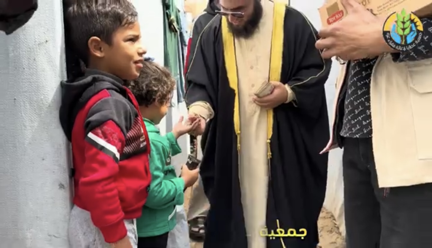 فرحة عيد لأطفال غزة الذين يعيشون الحرب والإبادة بتوزيع الحلوى والعيديات النقدية