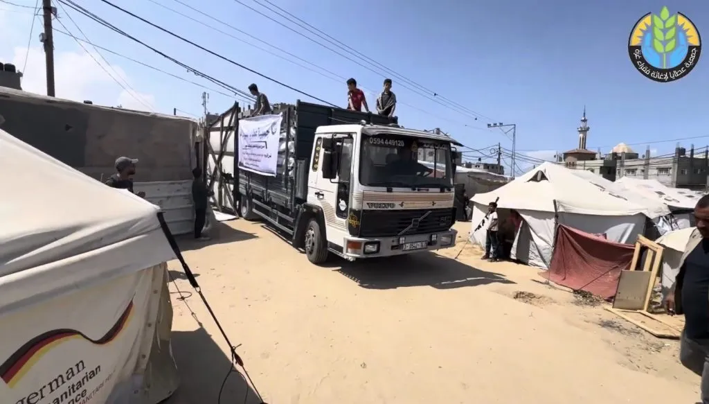انطلاق القافلة الثانية لتوزيع زكاة الفطر على النازحين في قطاع غزة