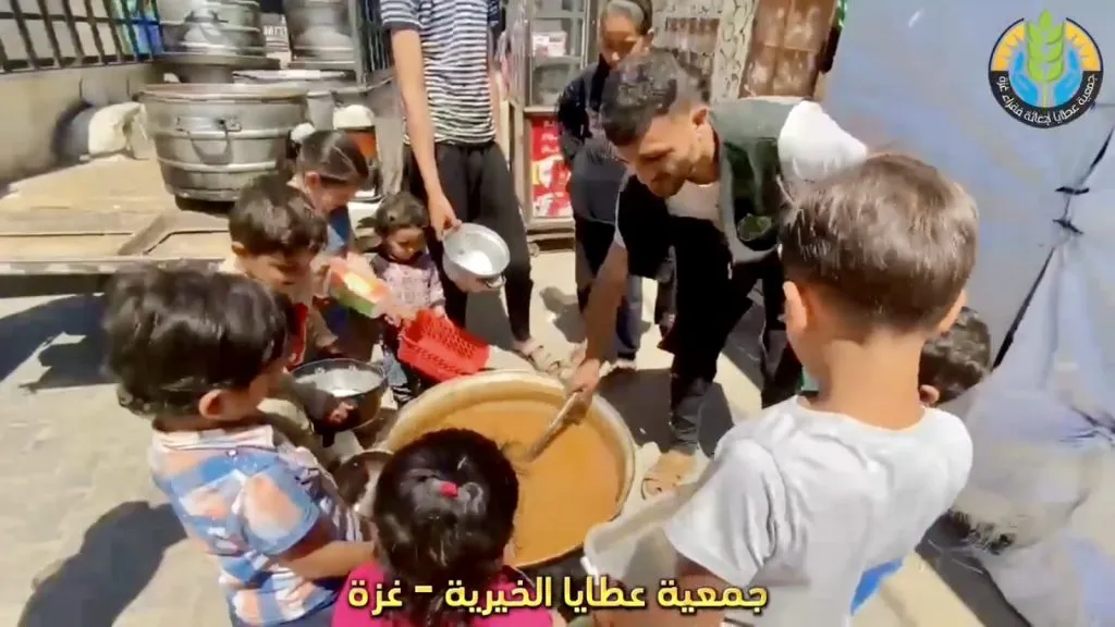 رحمةً بهم وتخفيفًا لويلات النزوح – نقدم لهم الوجبات الساخنة من مطبخ عطايا الخيري
