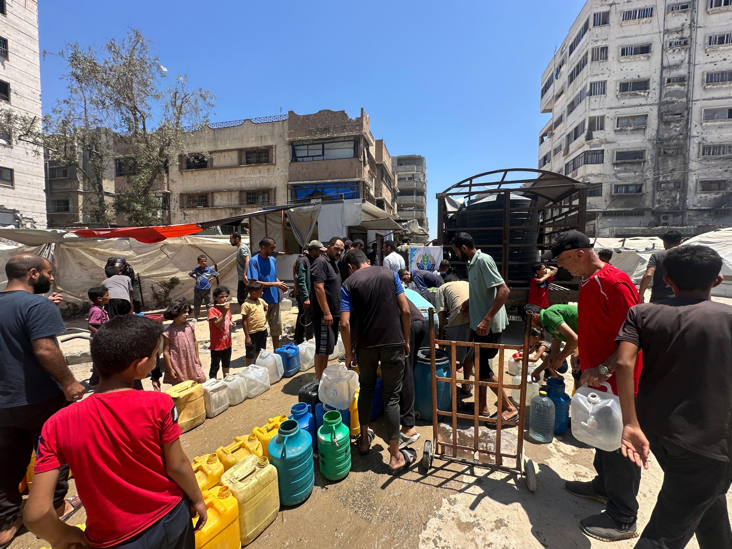 سُقيا الماء حياة… جمعية عطايا تُوفر المياه الصالحة للشرب للنازحين في شمال غزة