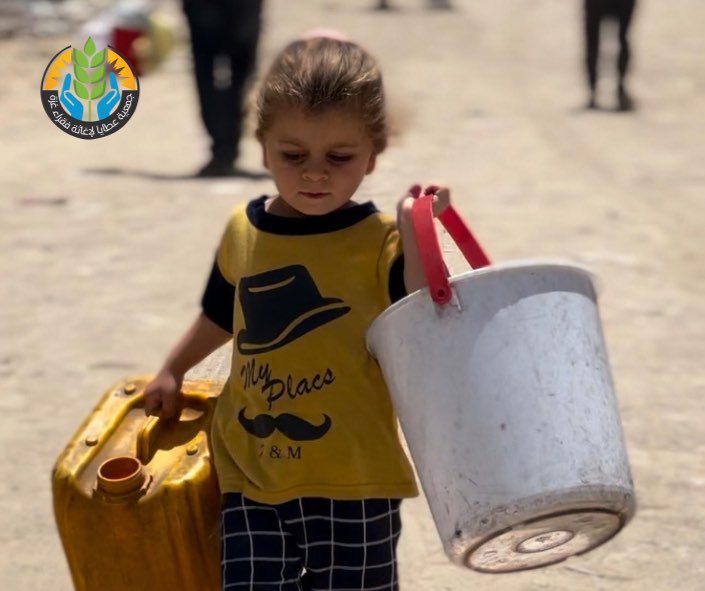 "سُقيا الماء".. شريان حياة تروي عطش النازحين في شمال غزة