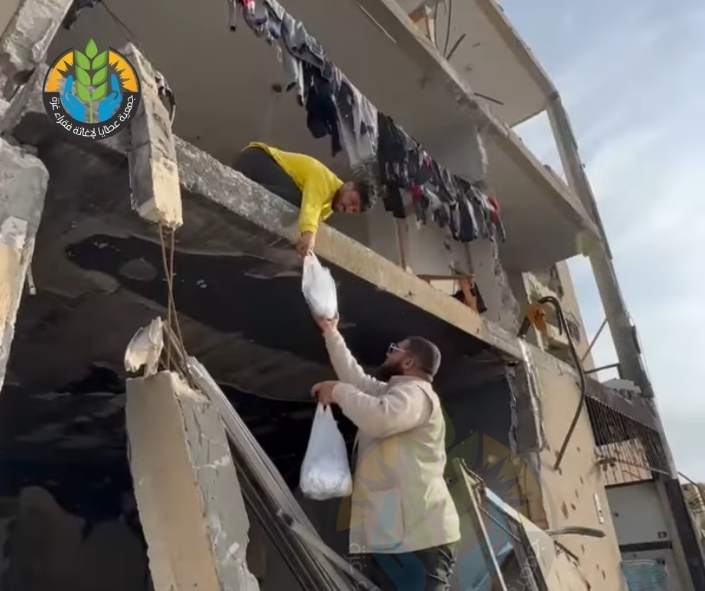 دعمٌ لصمود العائدين،، إفطار صائم في بيوت رفح المدمّرة..