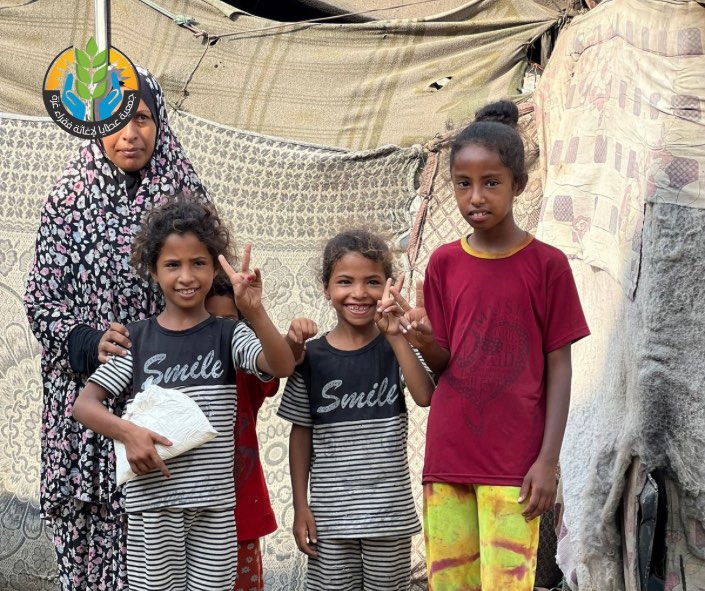 في ظل المجاعة… عطايا توزع الطحين على الأسر المنكوبة في غزة
