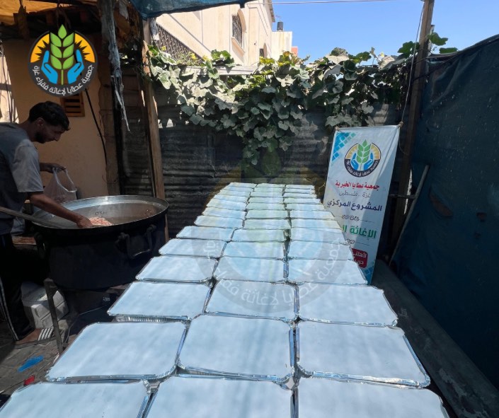 دعم صمودهم والتخفيف عنهم بتوزيع الوجبات الغذائية على النازحين من شمال غزة