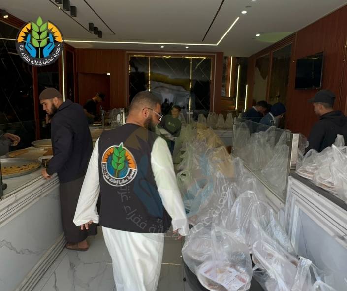 "عطايا" تُدخل السرور على قلوب الأطفال بتوزيع النقود والحلوى في عيد الفطر